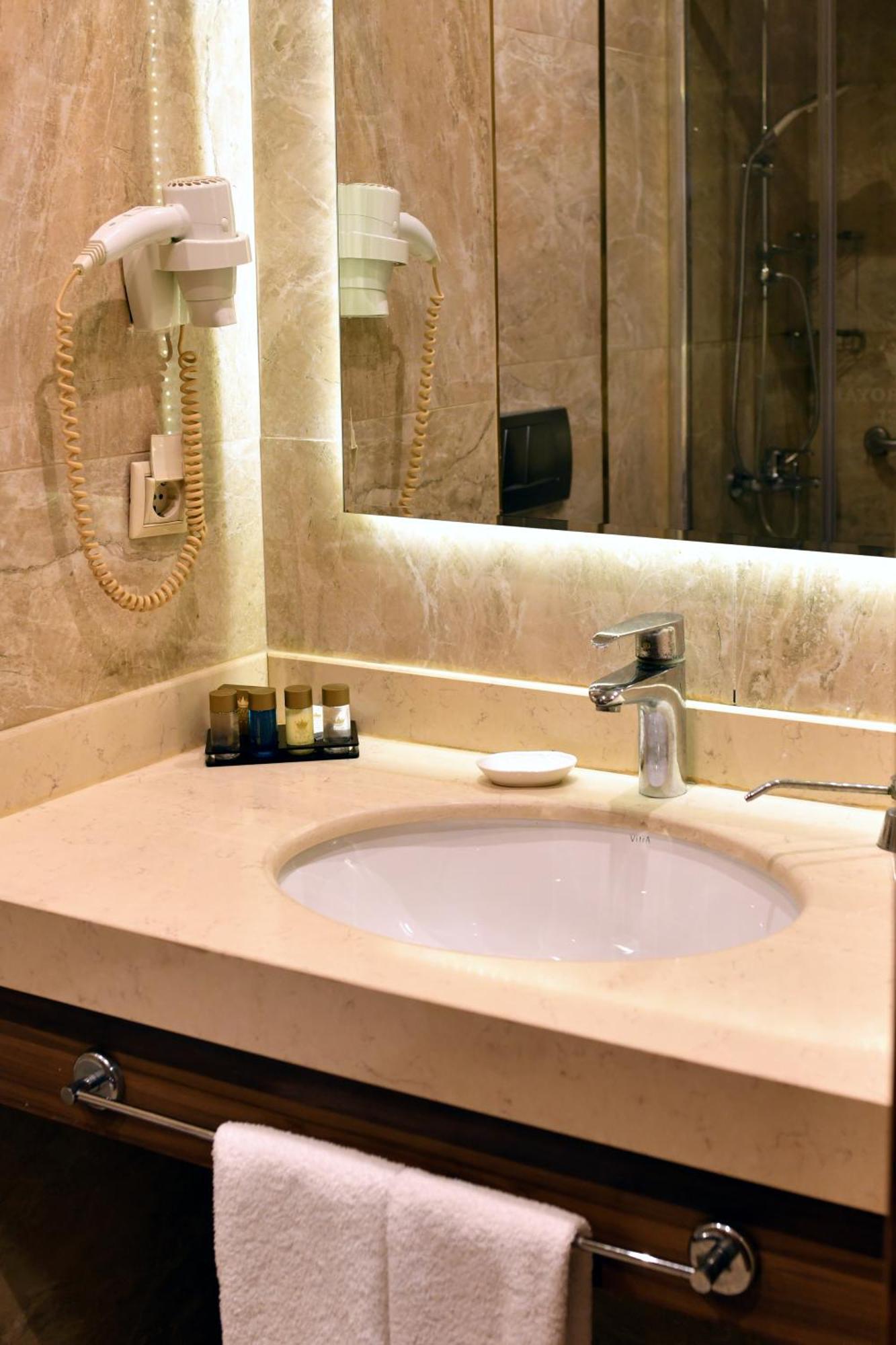 Royal Hotel Инегель Экстерьер фото